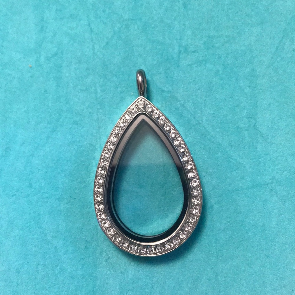Large teardrop OO Locket